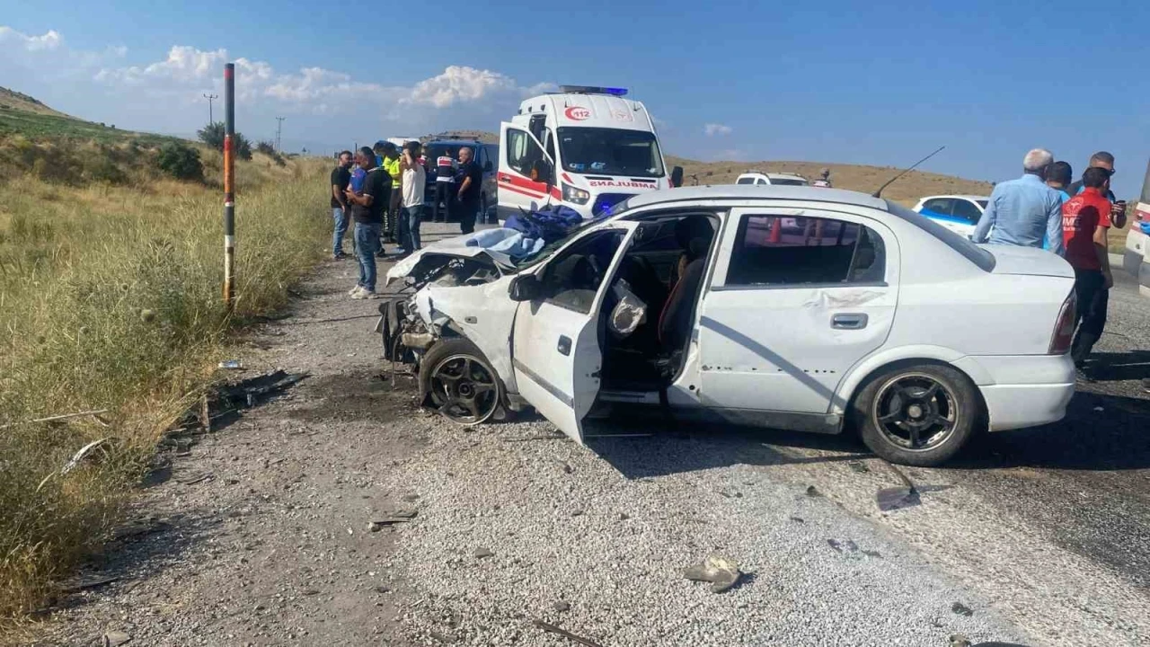 Tatvan&rsquo;da iki otomobil &ccedil;arpıştı: 6 yaralı
