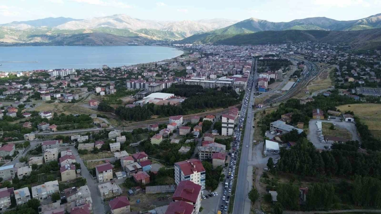 Tatvan’da kilometrelerce araç kuyruğu oluştu

