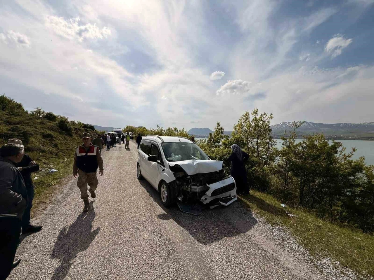 Tatvan&rsquo;da otomobille kamyonet &ccedil;arpıştı: 6 yaralı
