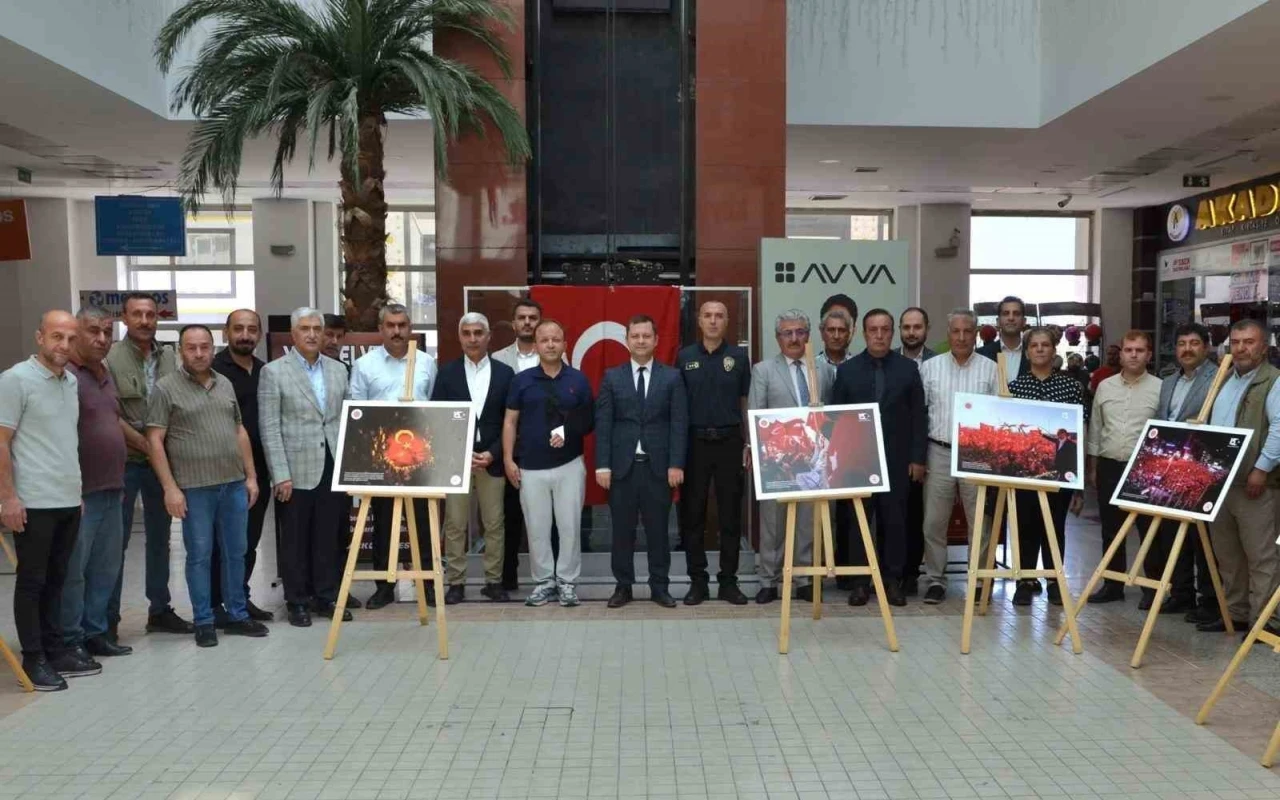 Tatvan’da &quot;15 Temmuz&quot; konulu fotoğraf sergisi açıldı
