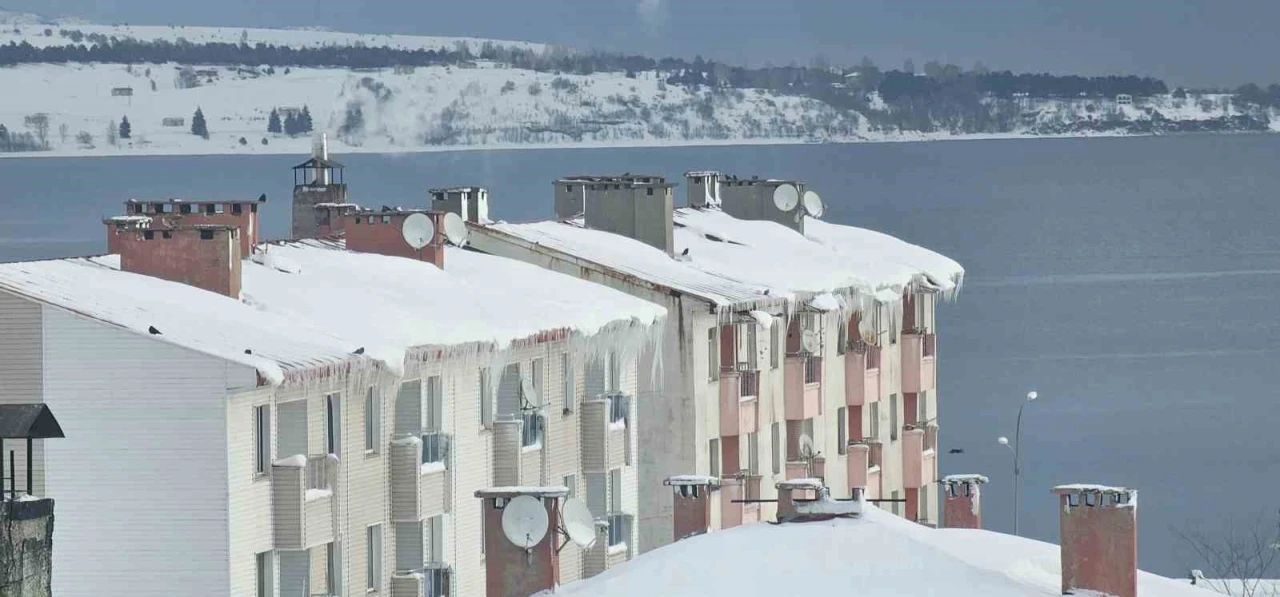 Tatvan&rsquo;da sibirya soğukları etkili oluyor: &Ccedil;atılarda metrelerce buz sarkıtları oluştu
