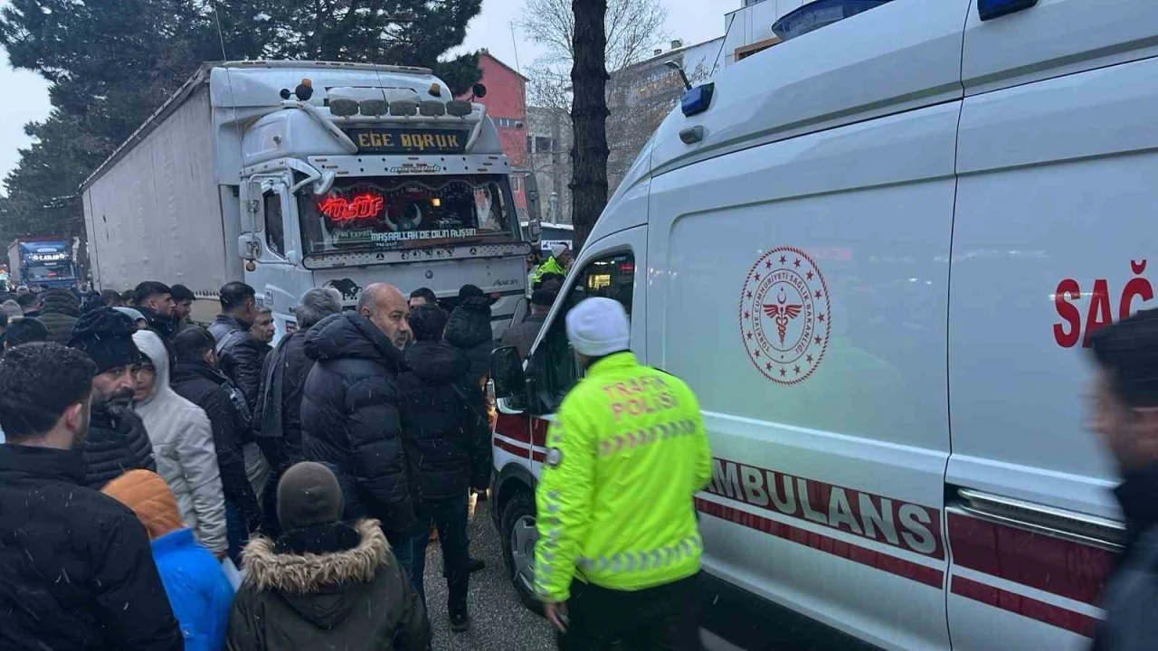 Tatvan&rsquo;da tırın &ccedil;arpması sonucu bir kişi hayatını kaybetti
