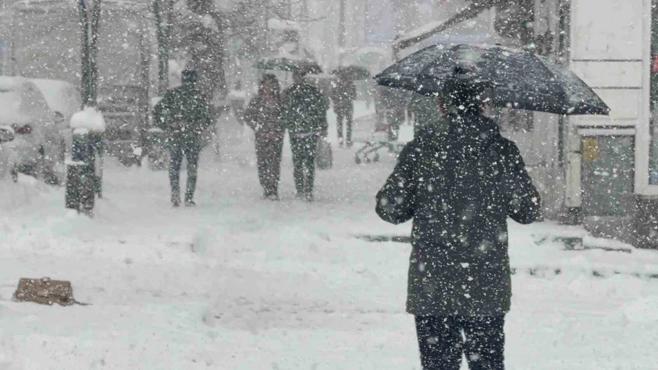 Tatvan&rsquo;da yoğun kar yağışı yeniden etkili oluyor
