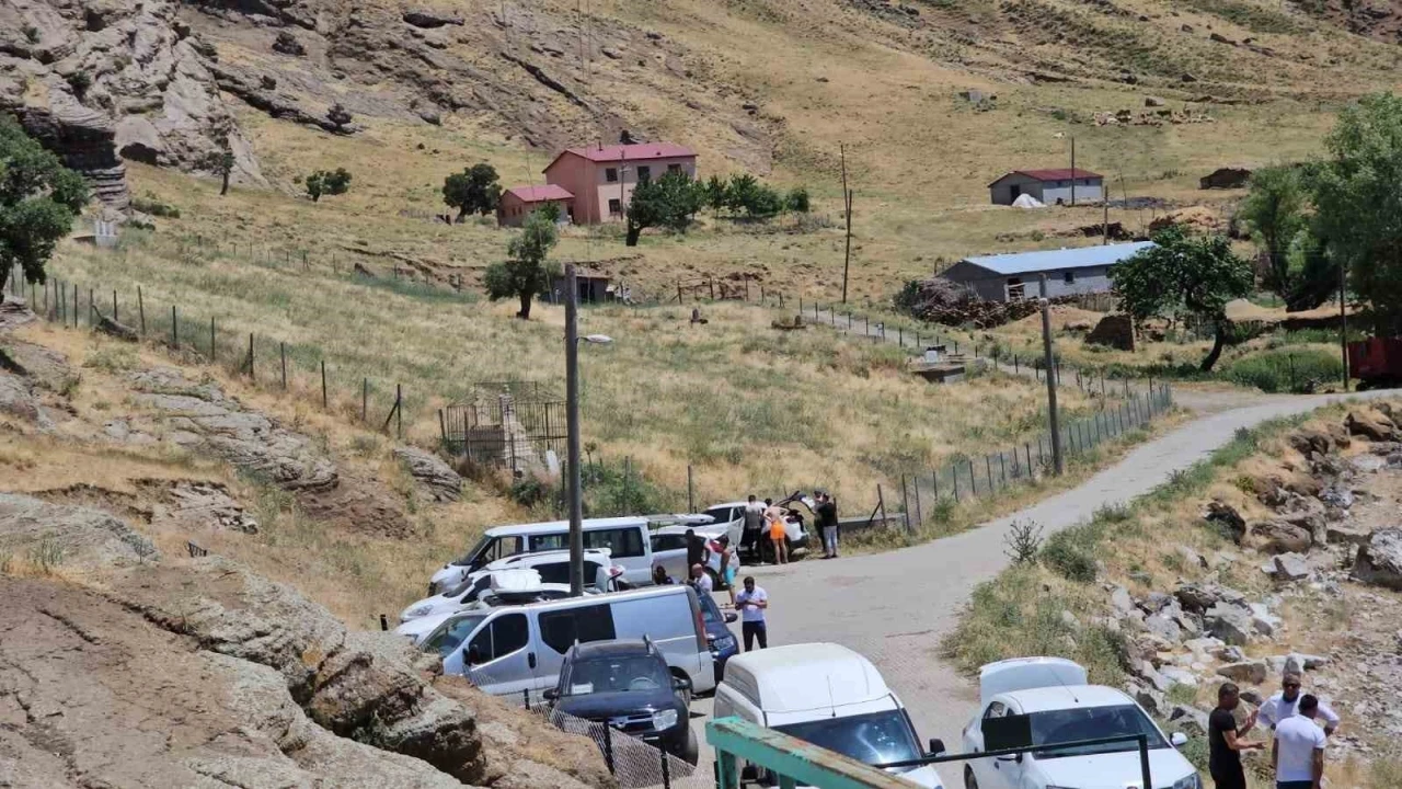 Tatvan’daki İncekaya Mağaraları ve Bapir-i Kal Türbesi’ne yoğun ilgi
