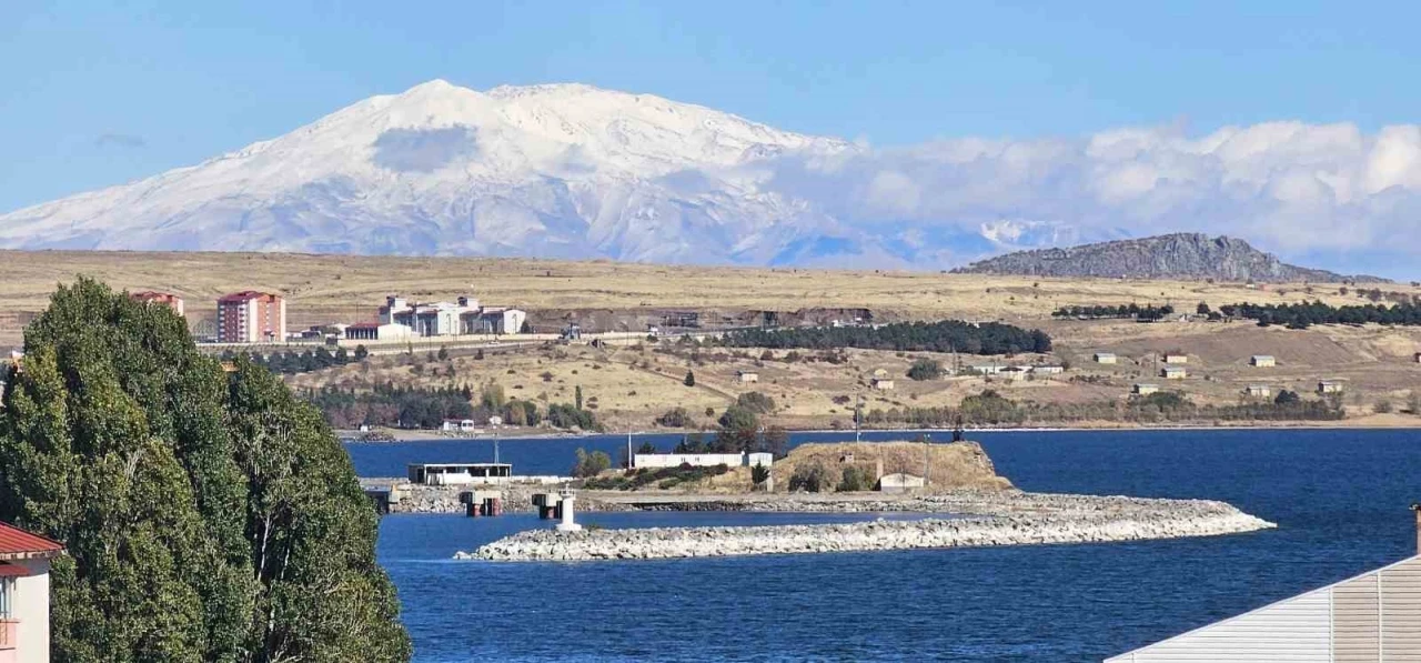 Tatvan’ın yüksek kesimleri beyaza büründü
