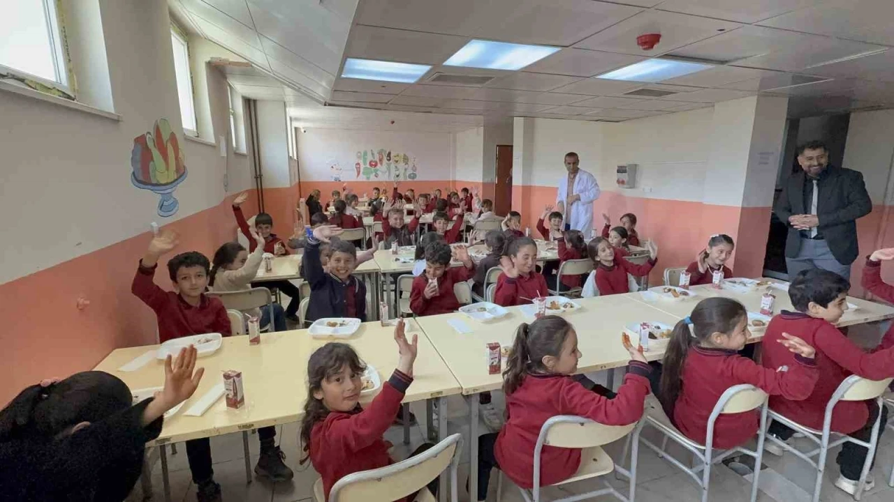 Tatvan Mesleki Eğitim Merkezi, k&ouml;y okulu &ouml;ğrencilerinin y&uuml;z&uuml;n&uuml; g&uuml;ld&uuml;rd&uuml;
