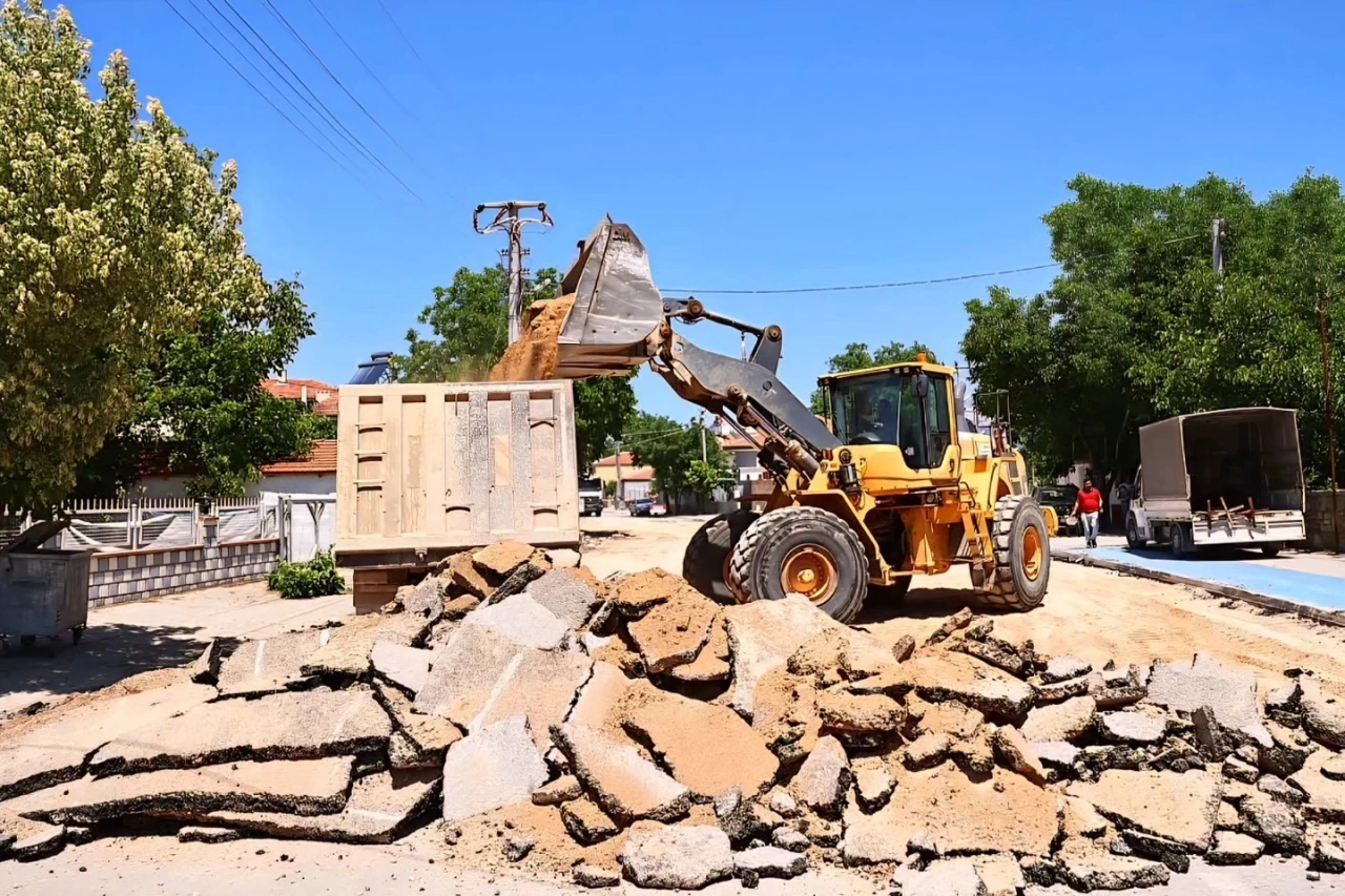 Tavas - Bağlar yolu alt yapı çalışması nedeniyle 2 gün trafiğe kapatıldı
