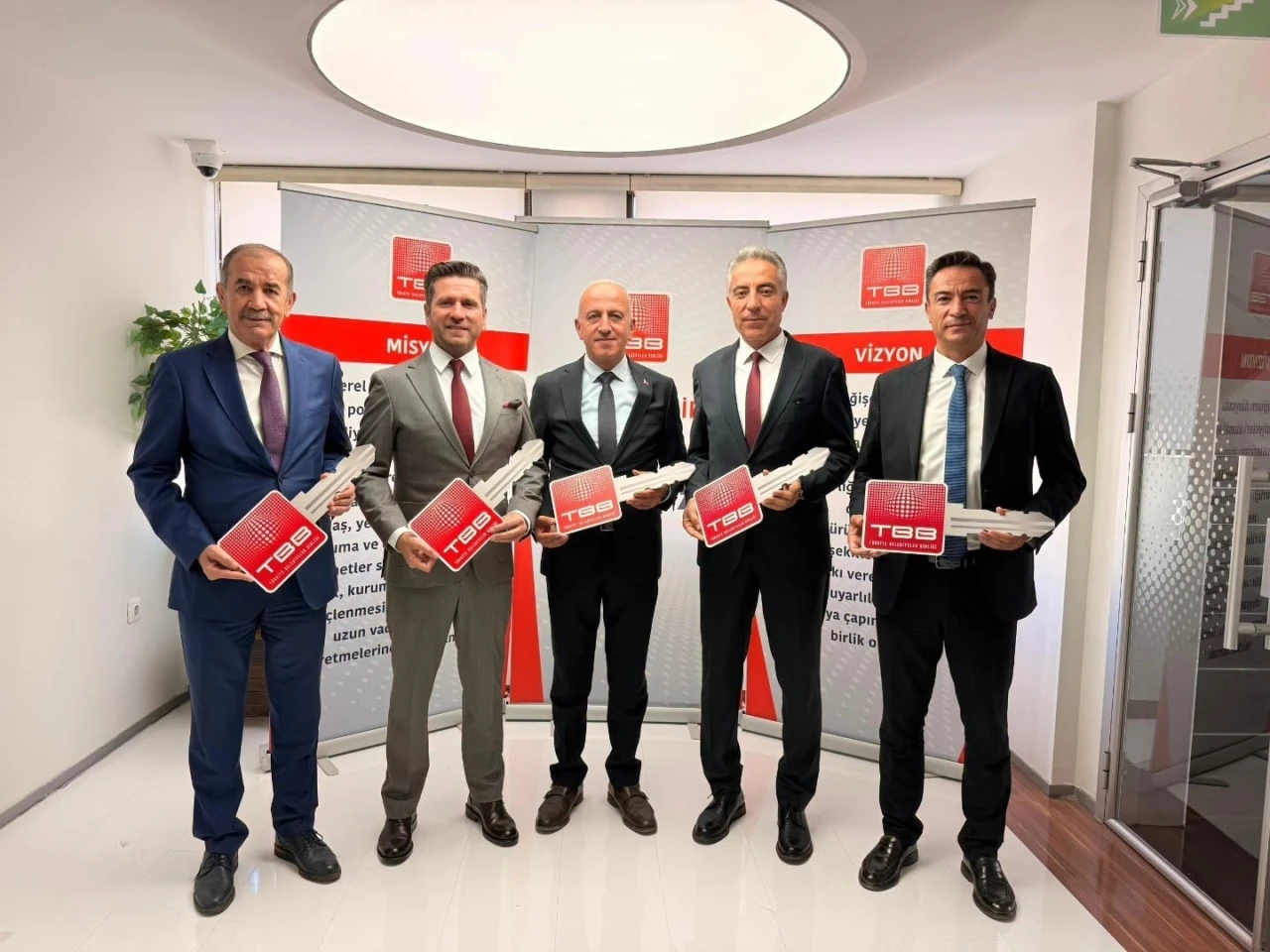 Tavas Belediyesine 22 tonluk yeni ekskavat&ouml;r kazandırıldı
