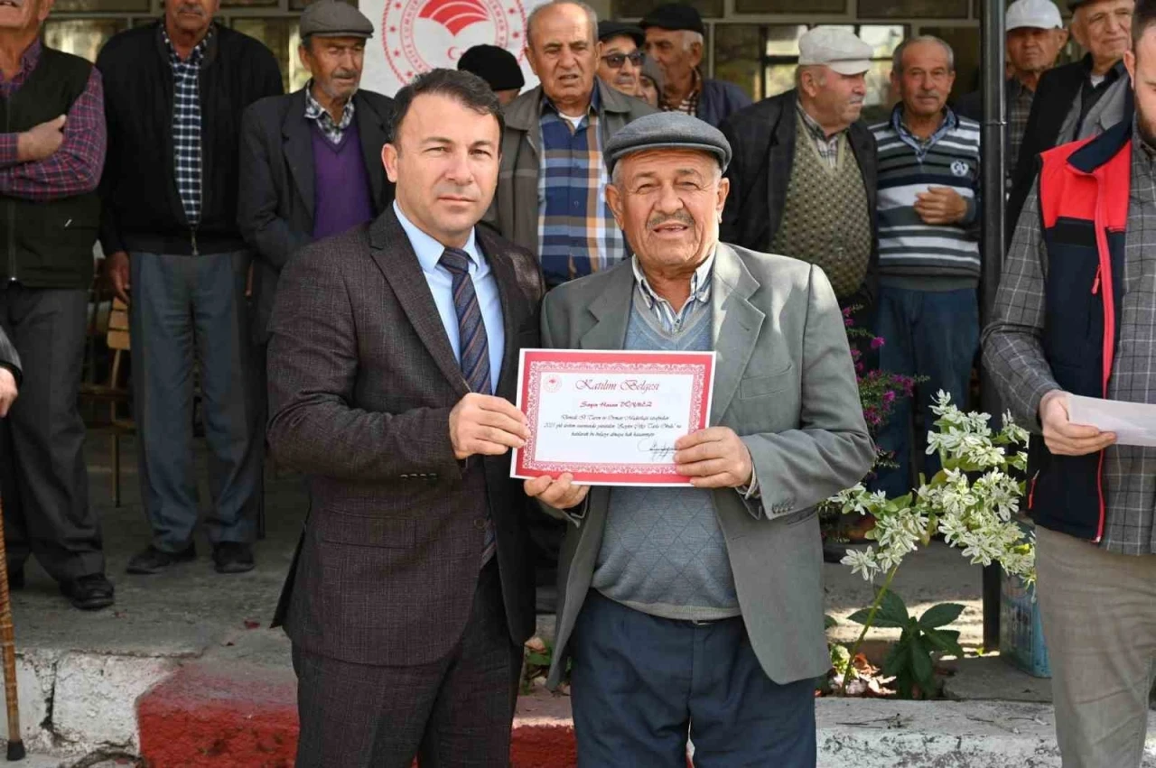 Tavas’ta zeytin seferberliği kapsamında açılan Tarla Okulu ilk mezunlarını verdi
