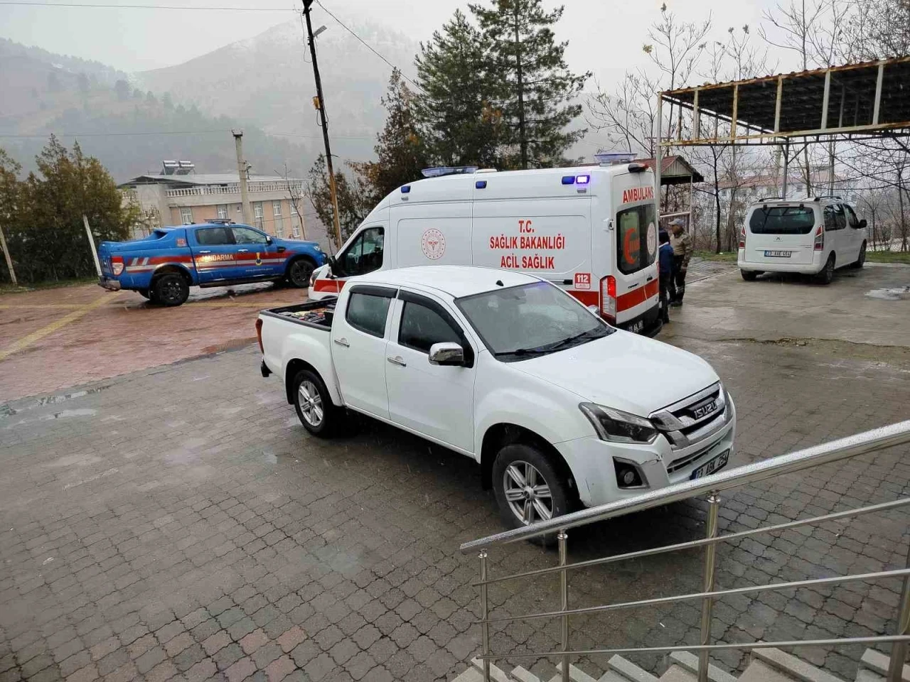 Tavşan avında kazara arkadaşını vurdu
