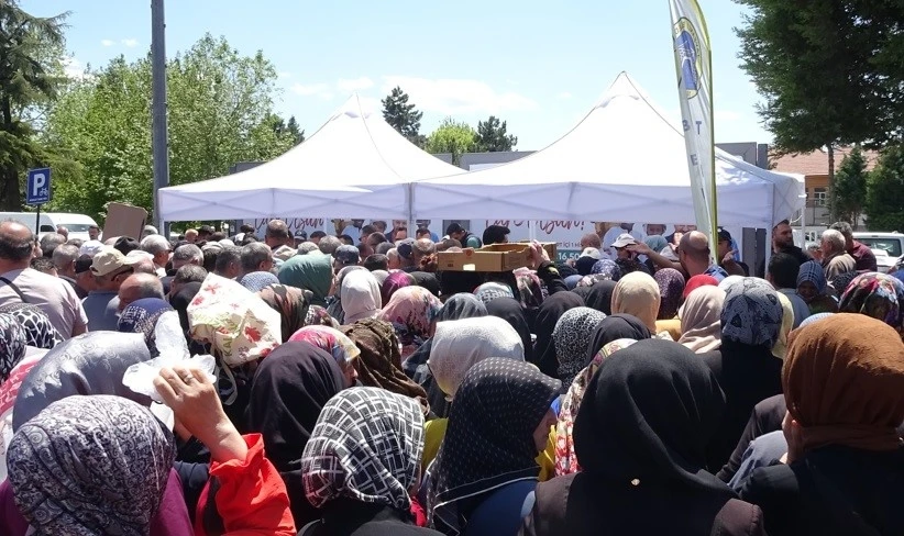 Tavşanlı’da fide dağıtımı izdihama sebep oldu
