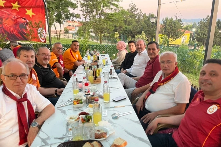 Tavşanlı’da Galatasaray’ın 25. lig şampiyonluğu coşkuyla kutlandı
