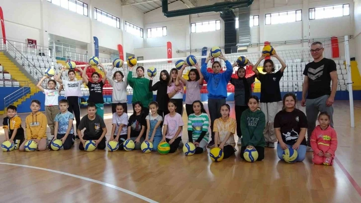 Tavşanlı’da gençler voleybol ile spora katılıyor
