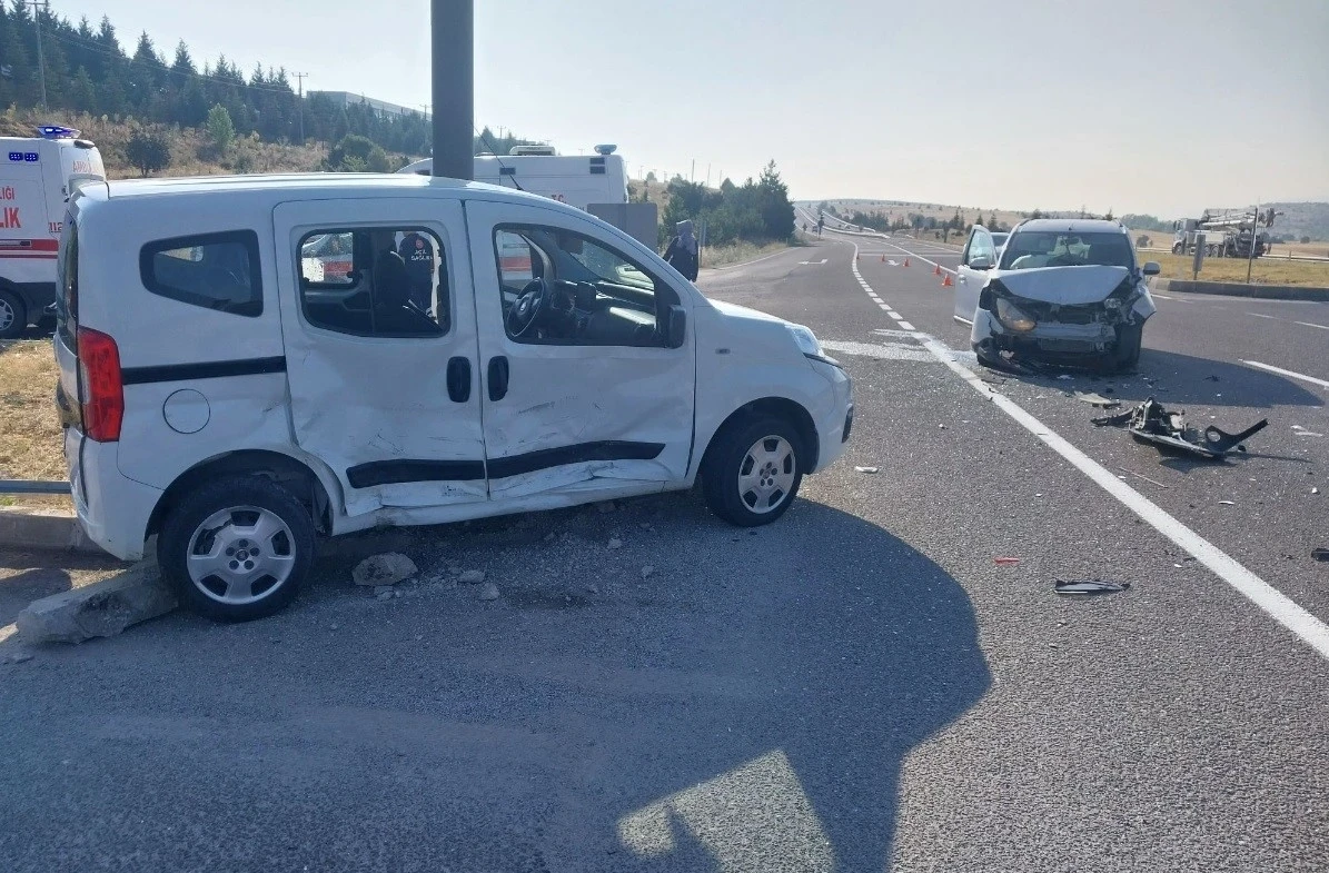 Tavşanlı’da hafif ticari araçlar çarpıştı: 4 yaralı
