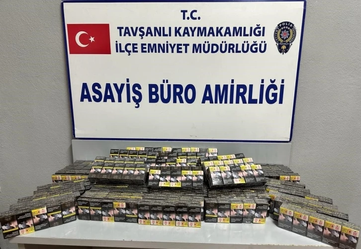 Tavşanlı&rsquo;da kargo kolisinden 11 bin 400 adet ka&ccedil;ak sigara &ccedil;ıktı
