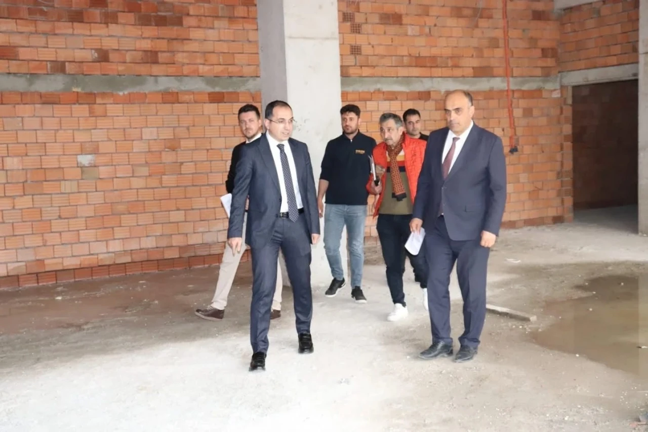 Tavşanlı&rsquo;da Kaymakam &Ouml;zdemir yeni okul inşaatı yerinde incelendi
