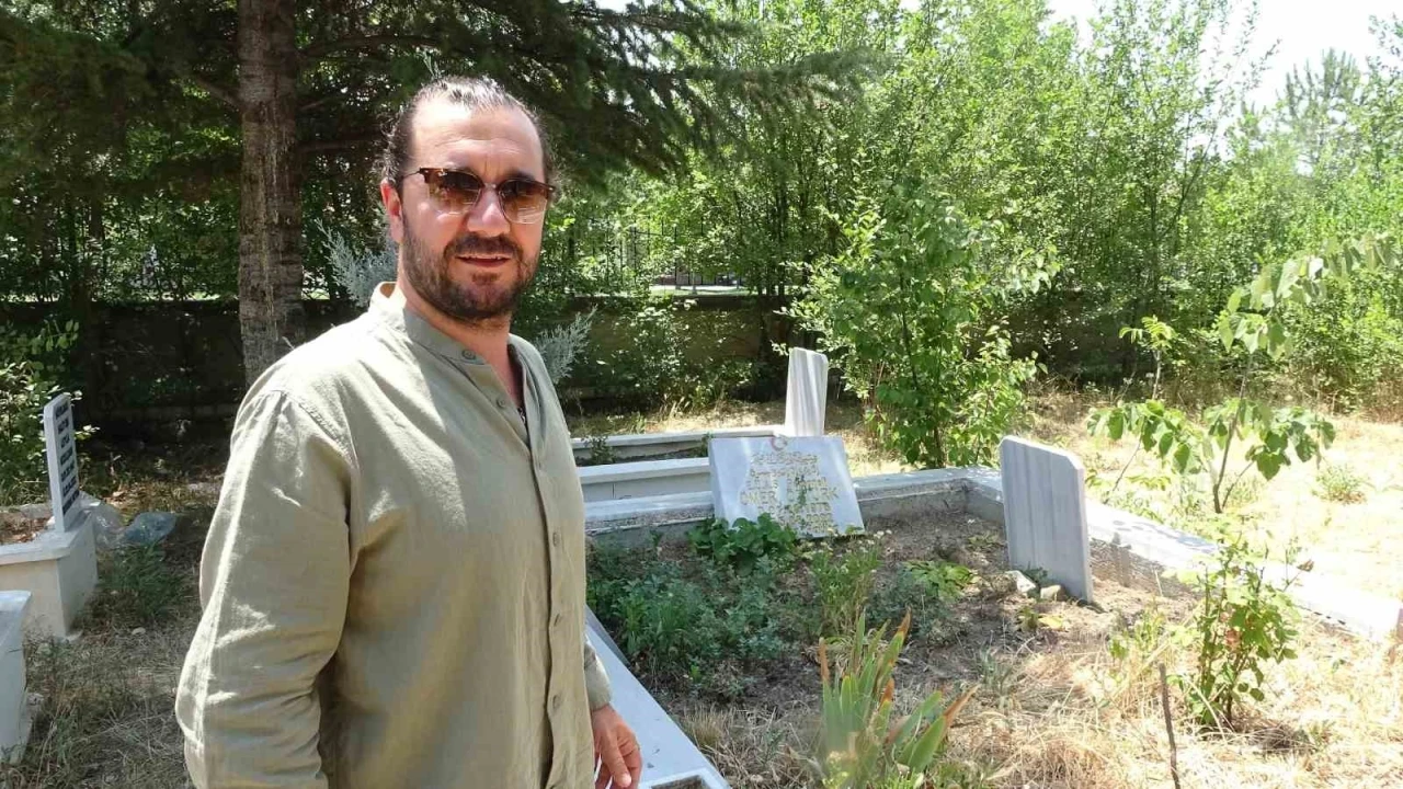Tavşanlı’da mezarlık içinde kendisini sevdiren karga şaşırttı
