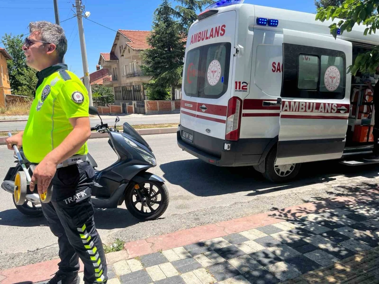 Tavşanlı’da motosiklet ile bisiklet çarpıştı: 3 yaralı
