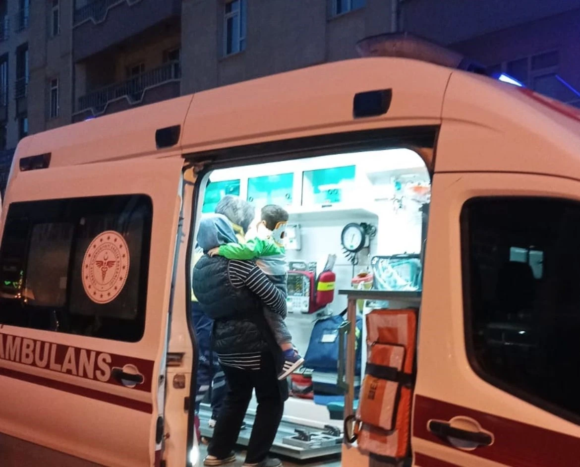 Tavşanlı’da motosiklet yayaya çarptı, anne ve bebeği yaralandı
