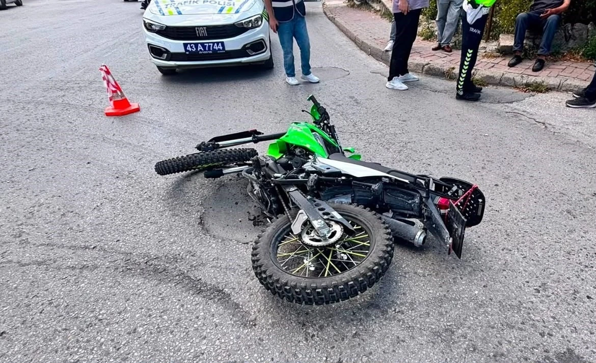 Tavşanlı&rsquo;da otomobil ile motosiklet &ccedil;arpıştı: 1 yaralı
