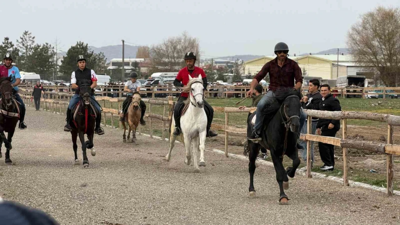 Tavşanlı’da Rahvan At Yarışları büyük ilgi gördü
