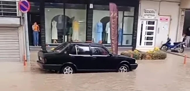Tavşanlı&rsquo;da sağanak hayatı olumsuz etkiledi
