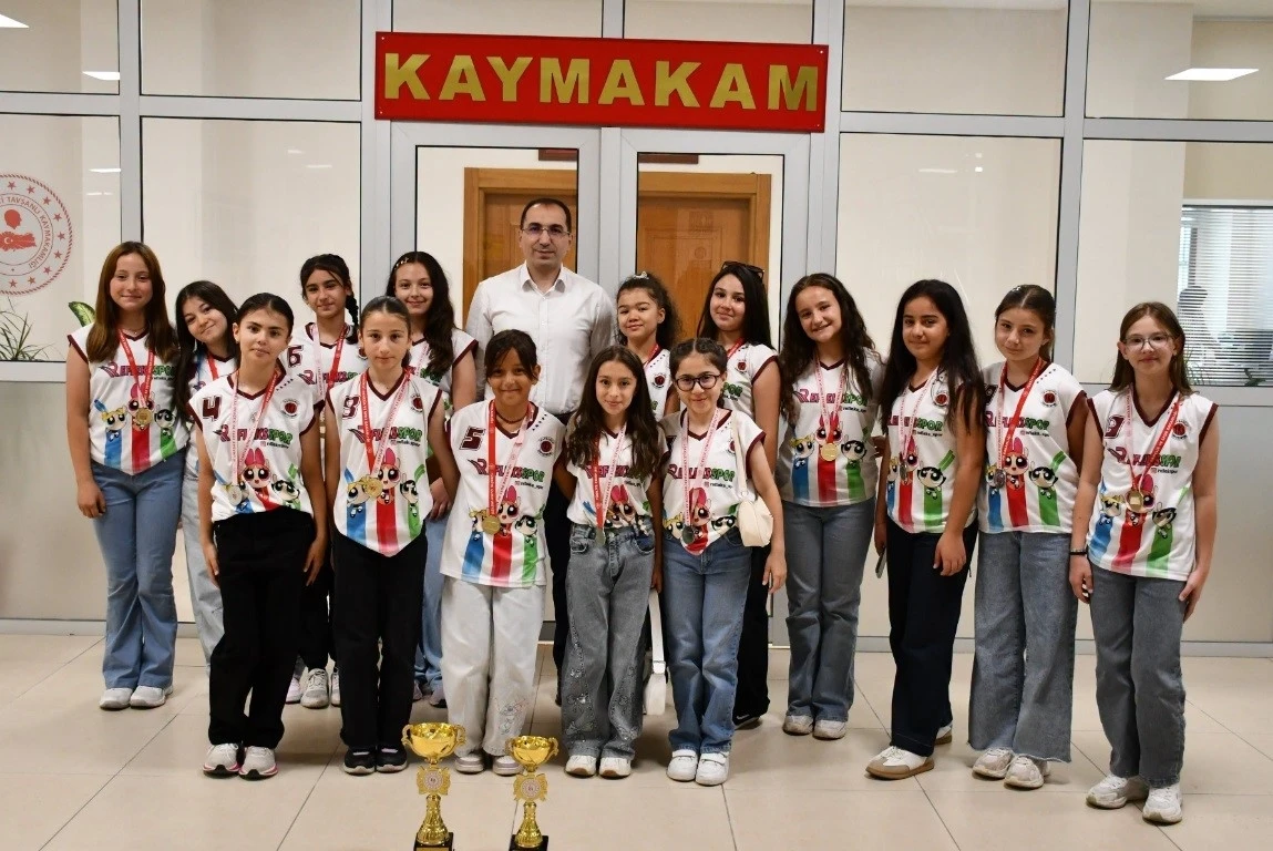 Tavşanlı&rsquo;da şampiyon voleybol takımı kutlandı
