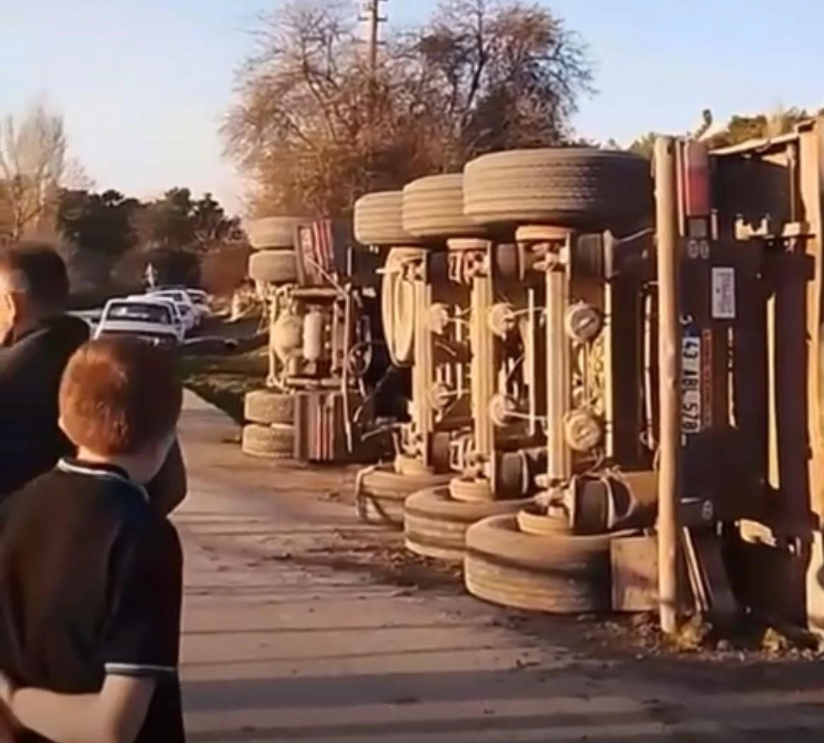 Tavşanlı’da tomruk yüklü tır devrildi