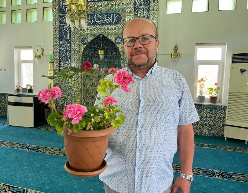 Tavşanlı Orman Camii müezzin ve cemaatin eliyle çiçek bahçesine döndü
