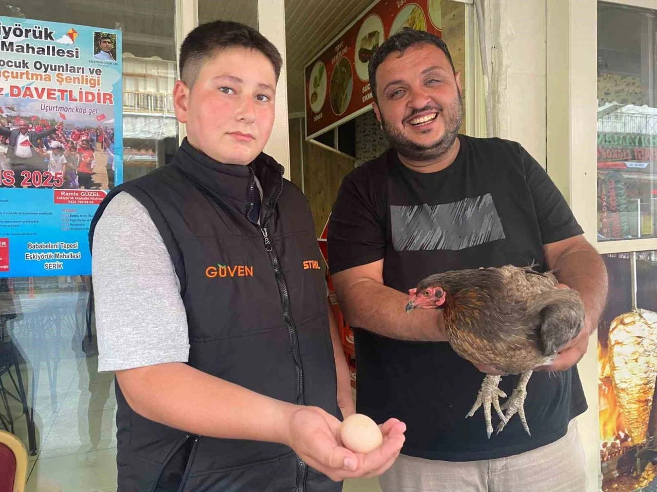 Tavuğun cesareti dönerciyi şaşkına çevirdi: Yumurtlamak için tavuk dönerciyi seçti
