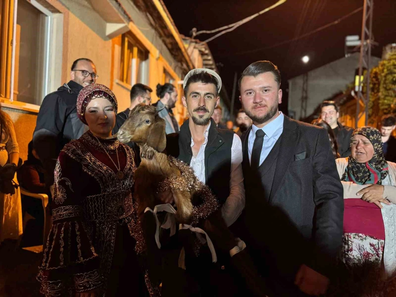 ’Tavuk almaya’ giden geline oğlak verdiler, gelin şaşkınlığını gizleyemedi
