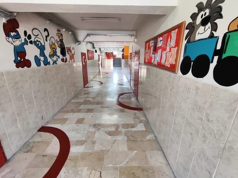 Tayini çıkan okul müdüründen örnek davranış
