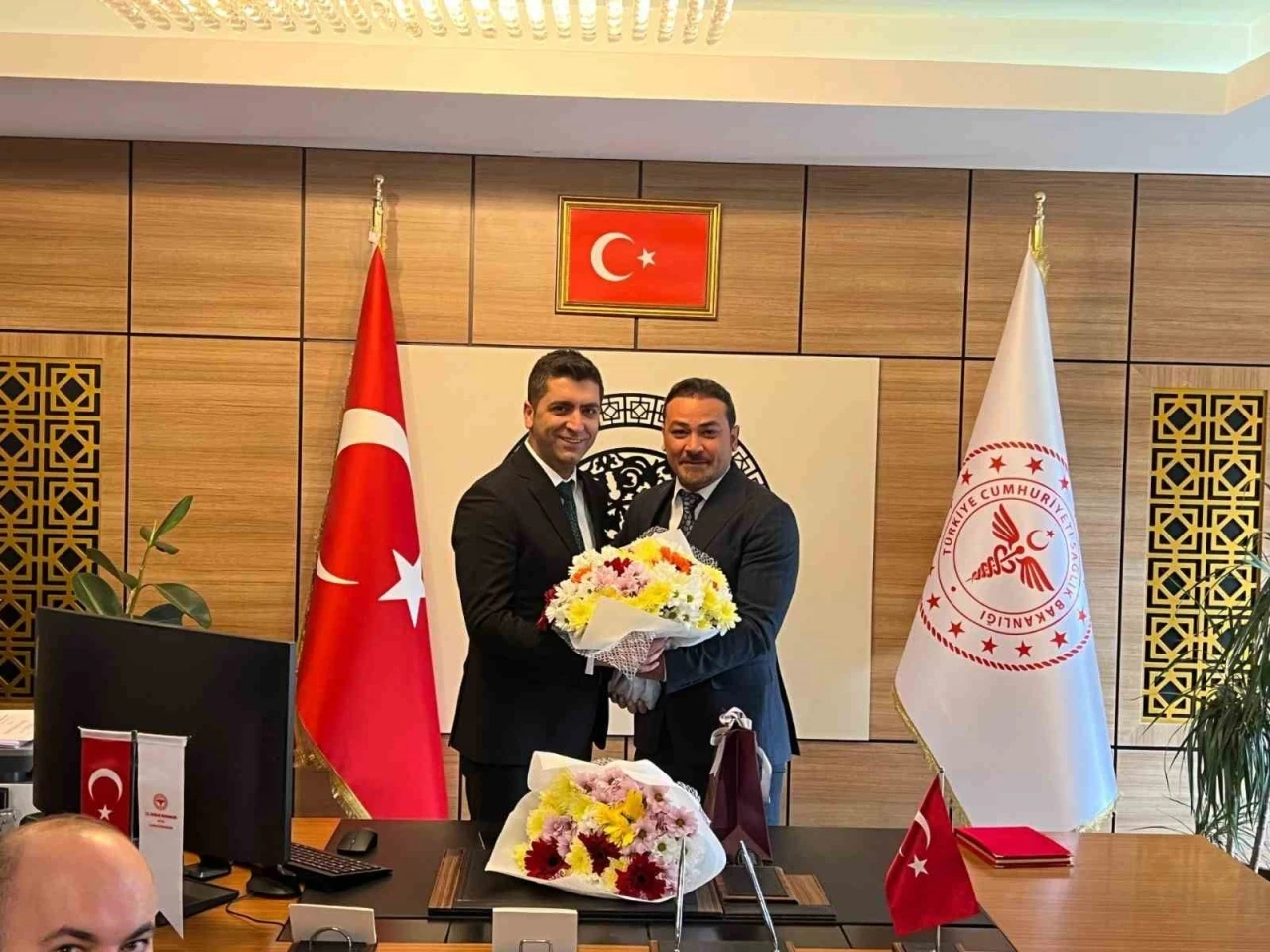 Tayini çıkan sağlık müdürüne kalabalık uğurlama
