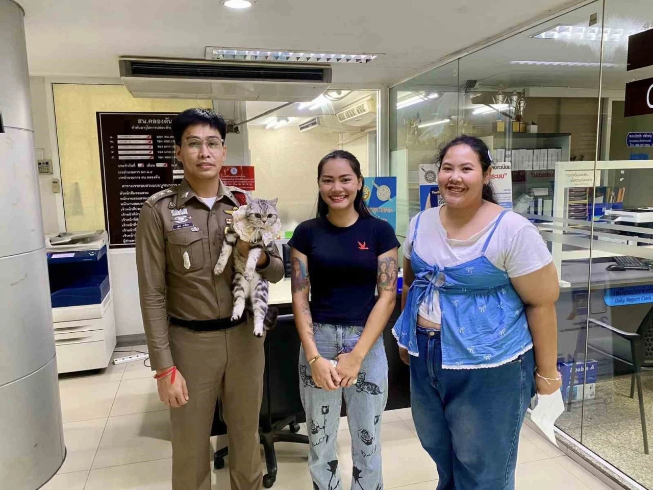 Tayland’da polisleri ısıran kedinin sabıka fotoğrafı çekildi, pati izi alındı
