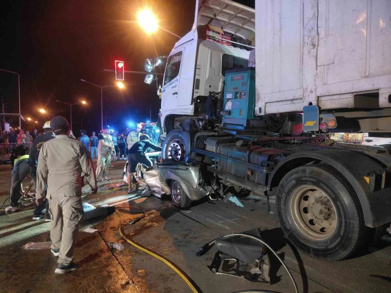Tayland’da tır kırmızı ışıkta bekleyen araçları biçti: 1 ölü, 4 yaralı