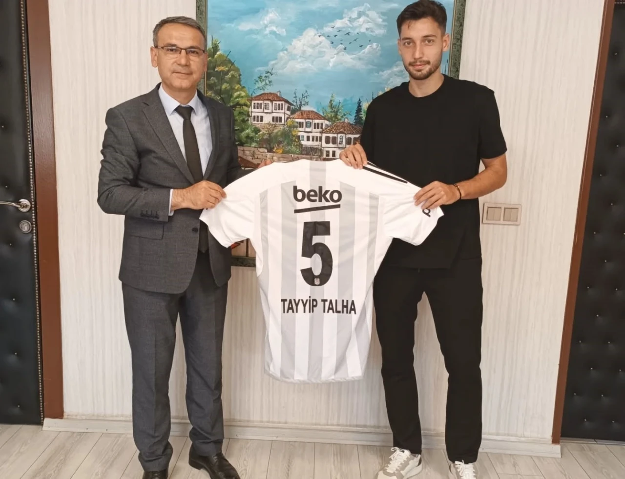 Tayyip Talha Sanuç’tan lise öğretmenine Beşiktaş forması
