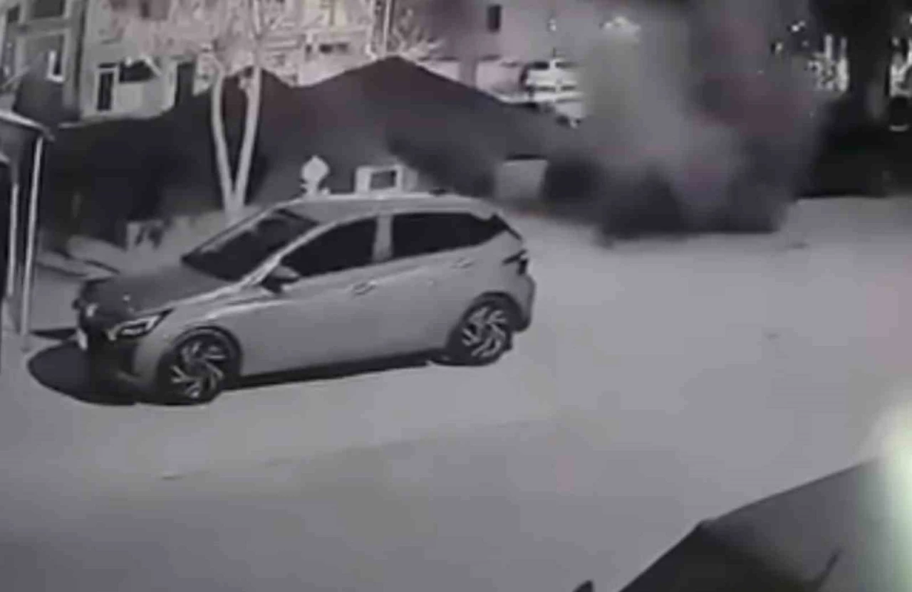 Tazyikli su asfaltı patlattı: İki araçta hasar oluştu
