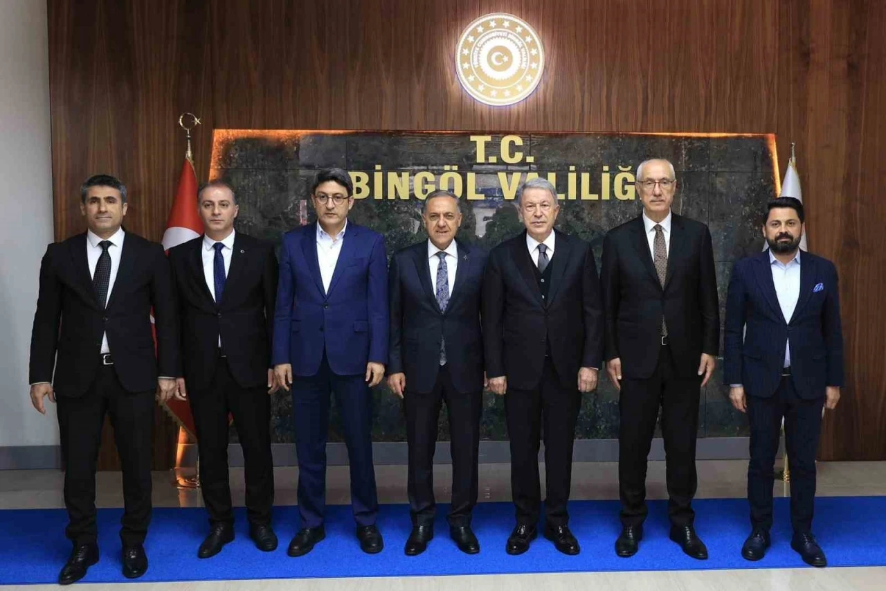 TBMM Milli Savunma Komisyonu Başkanı Akar, Bingöl Valiliğini ziyaret etti
