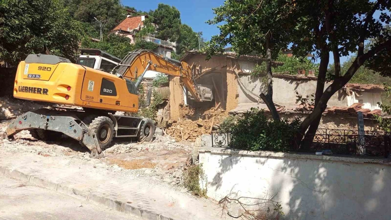 Tehlike saçan metruk binalar yıkıldı
