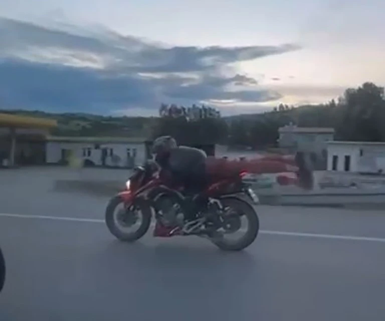 Tehlikeli akım, motosikleti yüzüstü yatarak sürdü
