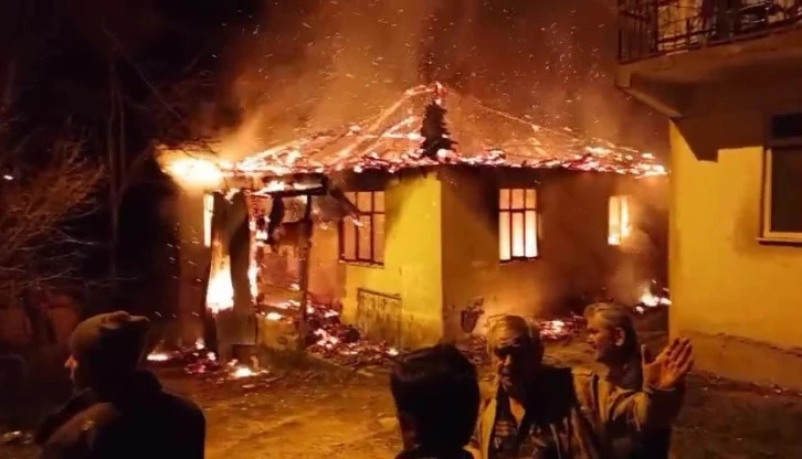 Tek katlı ev alev alev yandı
