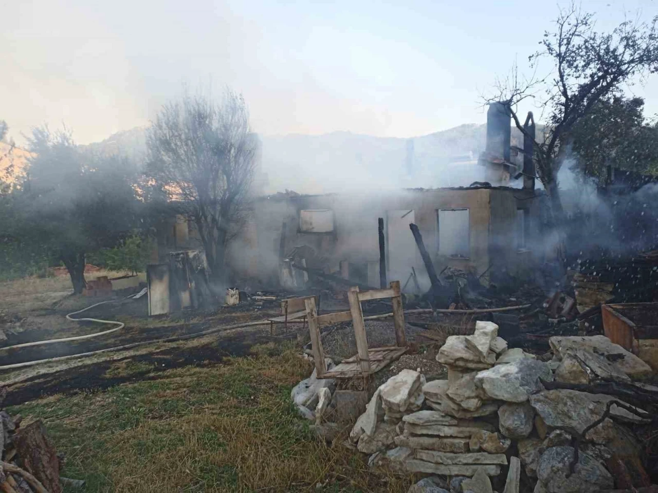 Tek katlı ev yangın sonrası harabeye d&ouml;nd&uuml;
