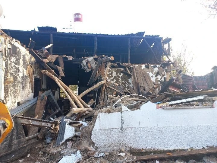 Tek katlı evde çıkan yangın 1 saatte söndürüldü
