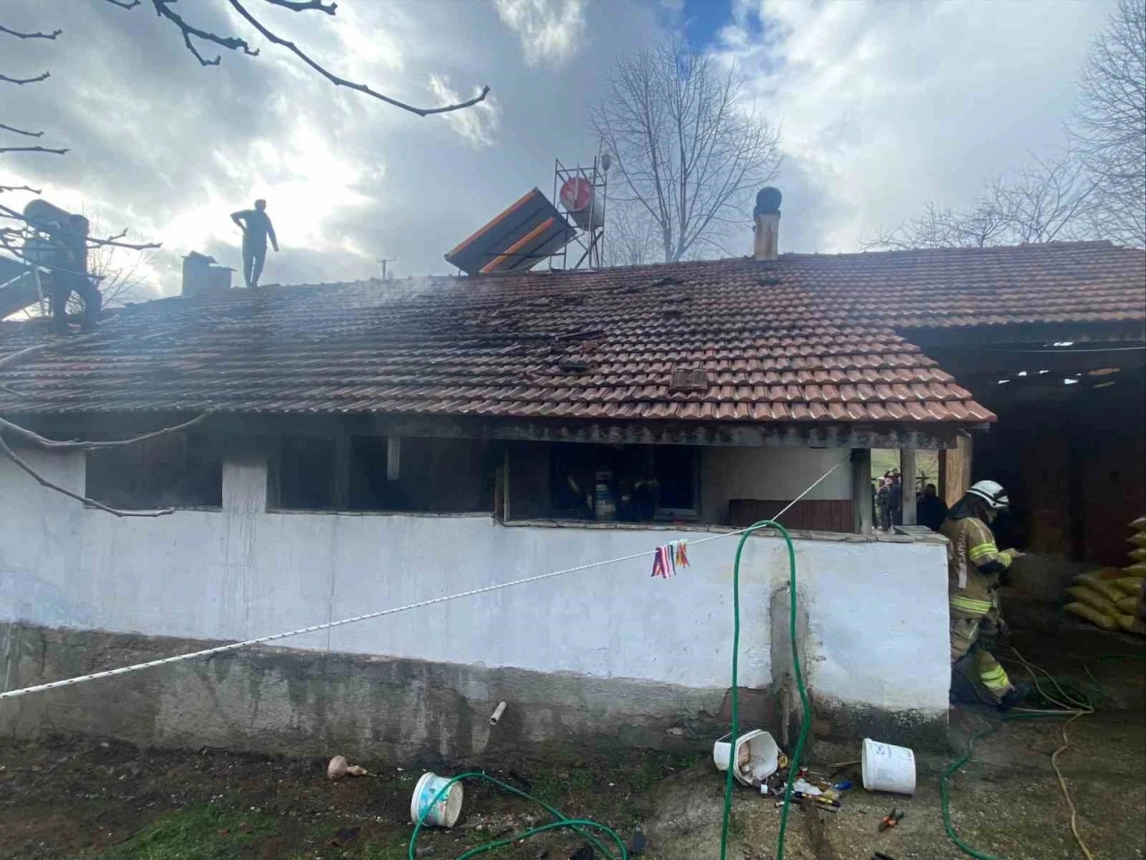 Tek yaşayan adamın evi k&uuml;le d&ouml;nd&uuml;
