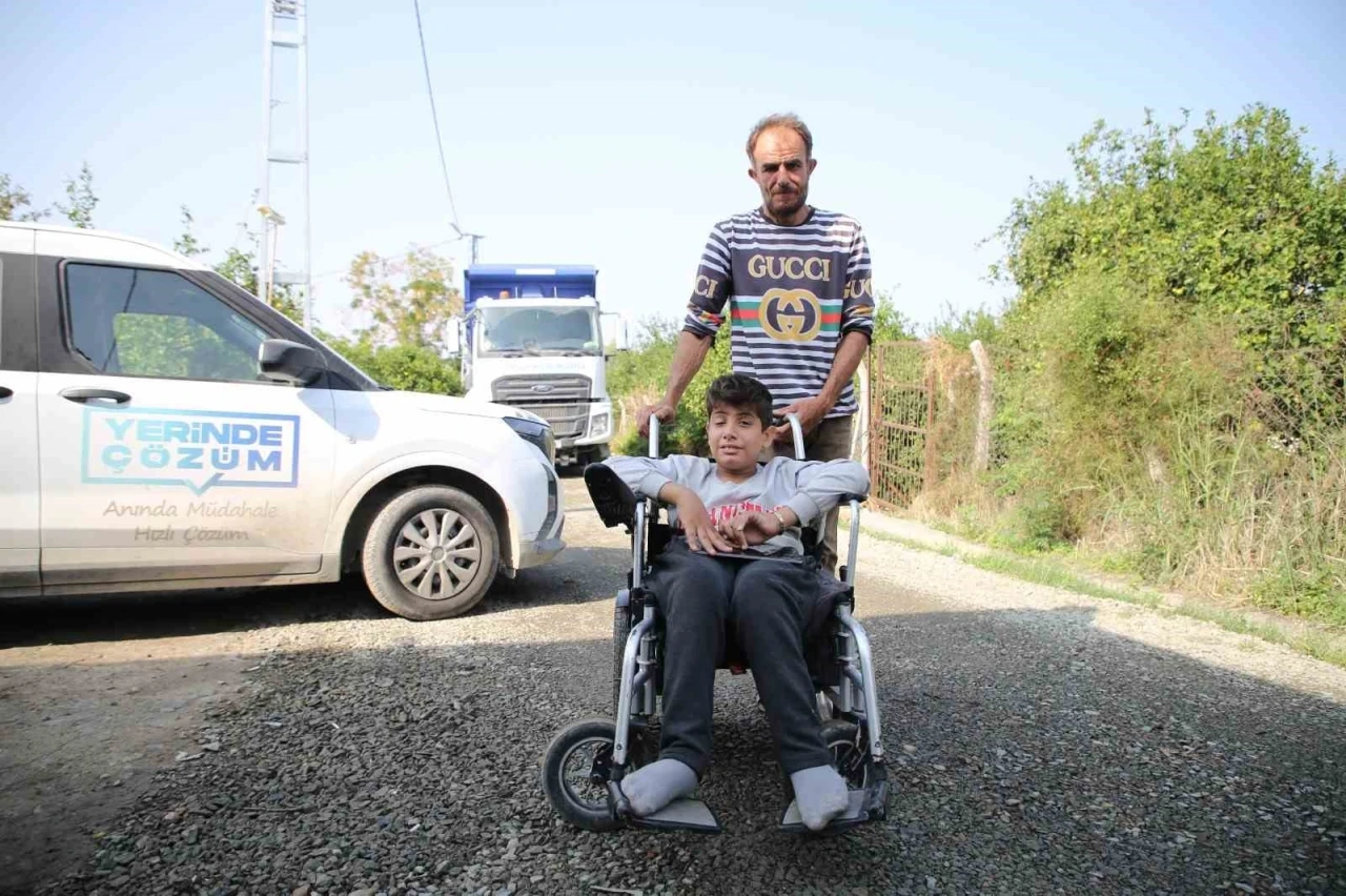 Tekerlekli sandalyesiyle rahat gezebilmesi için sokak asfaltlandı
