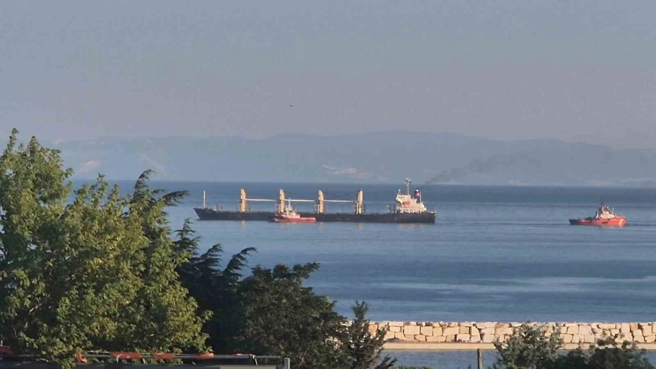 Tekirdağ a&ccedil;ıklarında 4 g&uuml;n &ouml;nce karaya oturan &ccedil;eltik y&uuml;kl&uuml; gemi kurtarıldı

