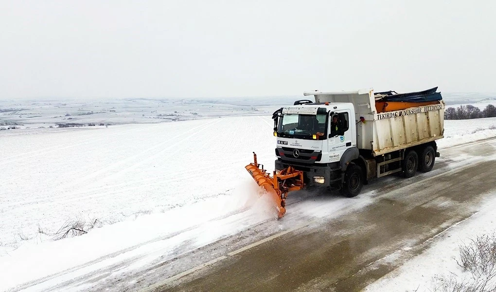 Tekirdağ B&uuml;y&uuml;kşehir ekiplerinden kar mesaisi
