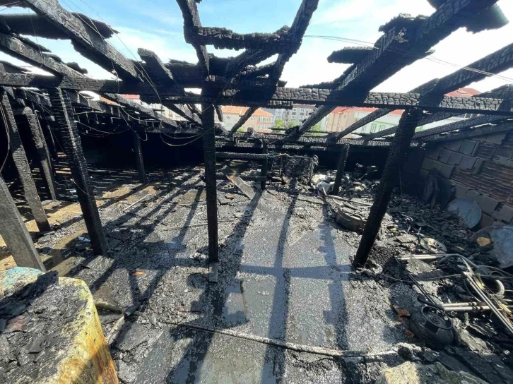Tekirdağ’da apartmanın depo olarak kullanılan çatı katında yangın
