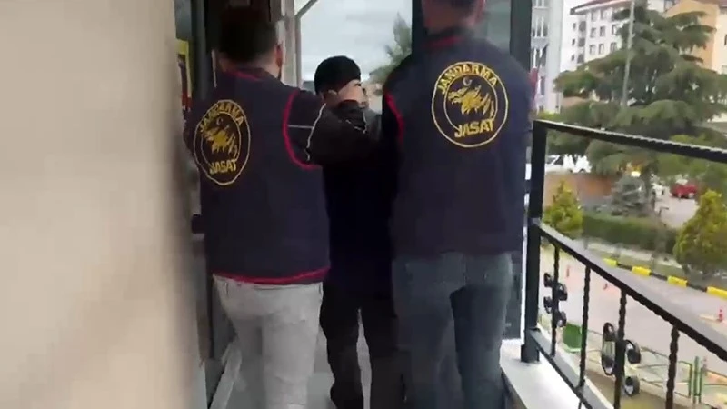 Tekirdağ’da aranan 2 kişi jandarmanın operasyonuyla yakalandı
