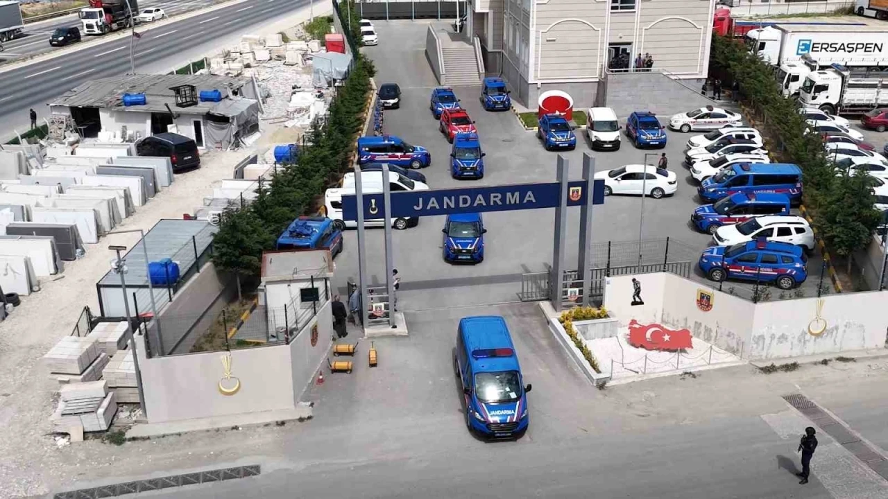 Tekirdağ&rsquo;da dar sokaklarda huzur uygulaması: 21 aranan şahıs yakalandı
